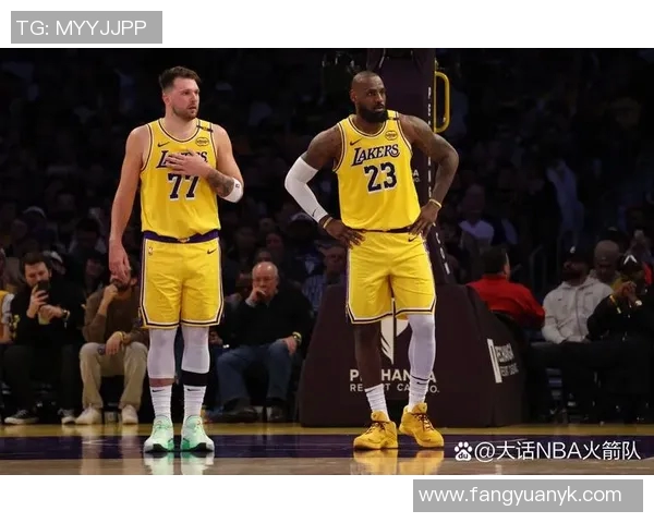 东契奇精准助攻助力詹姆斯干拔三分命中展现王者风范