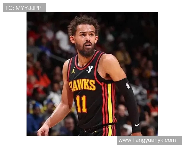 不怕罚款？特雷·杨在裁判身后做出大拇指向下的动作表达不满