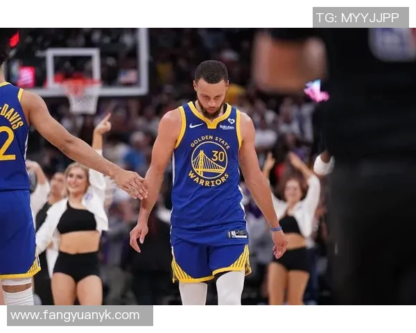 库里23分手感冰凉，勇士7人上双团队篮球击溃独行侠！圣诞大战再现冠军底蕴